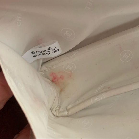 CHANEL cosmetic bag. red stain of lipstick inside.Last photos.  good Condition. - Picture 10 of 11